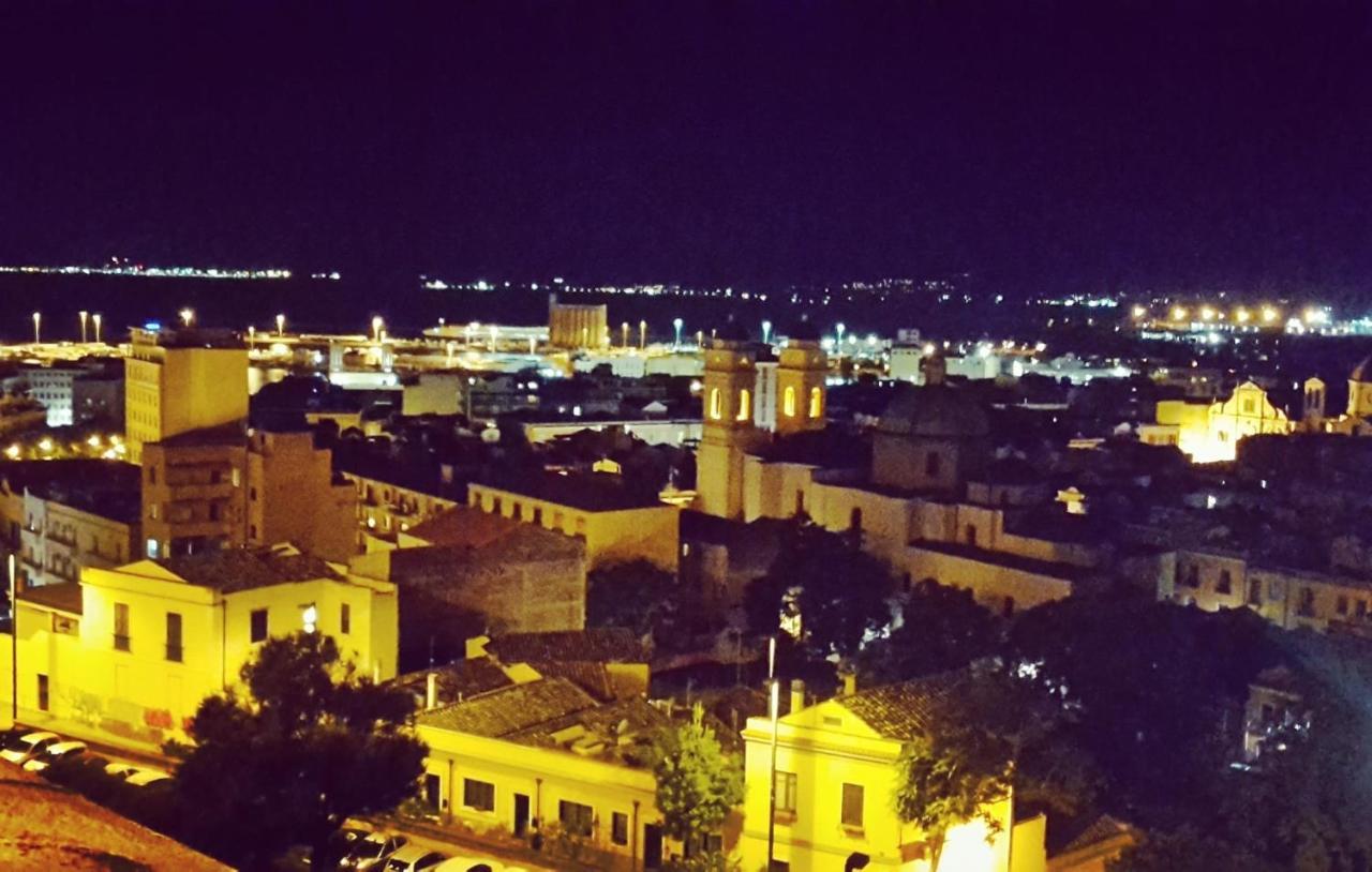 Apartment Vsg25 Nel Centro Di Cagliari Luaran gambar
